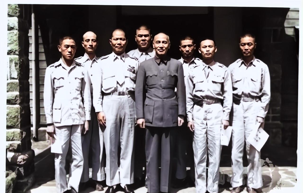 1949年，被解放军俘虏的6名国民党空军夺机叛逃，并掳走3名解放军，当他们驾机抵