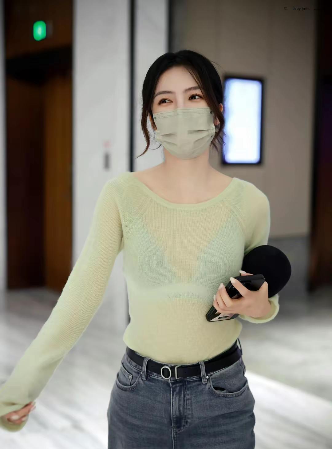 看了蔡文静的照片
我默默做了个决定
不是要穿亮眼的衣服，也不是穿透视装，而是要好