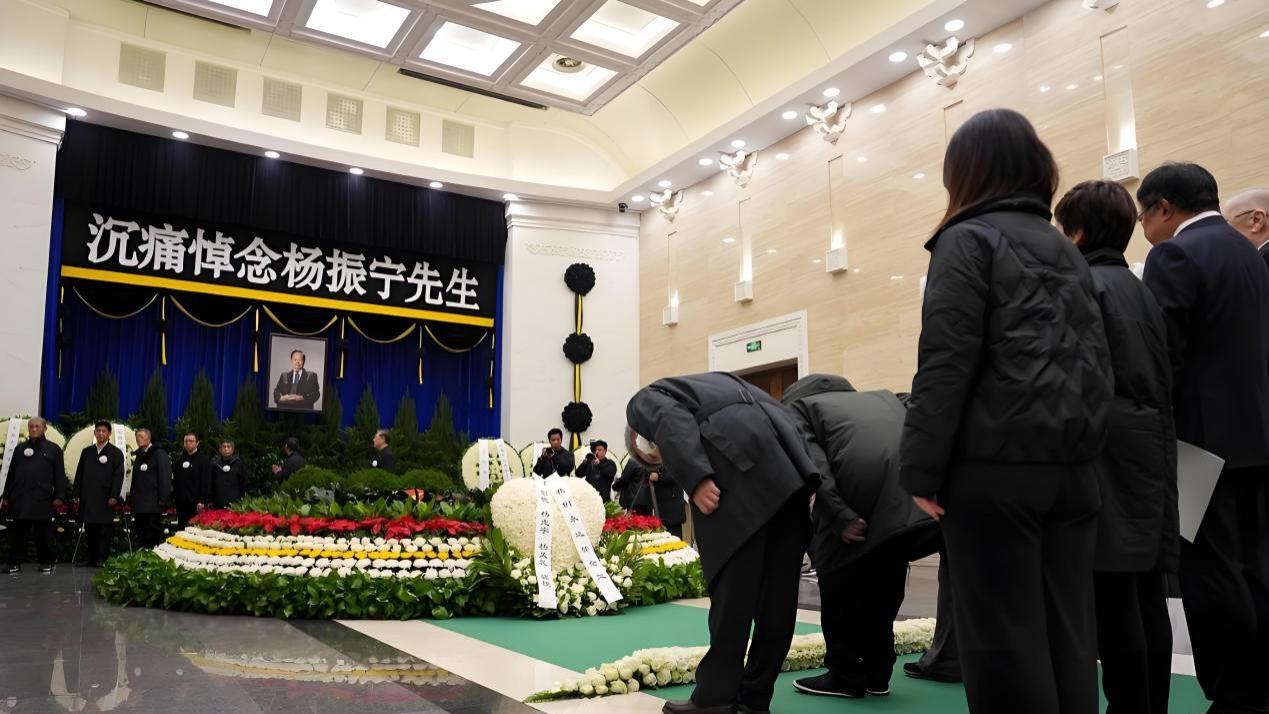 杨振宁长子未参加父亲葬礼原因曝光，网传其一年前离世，外网曾有报道