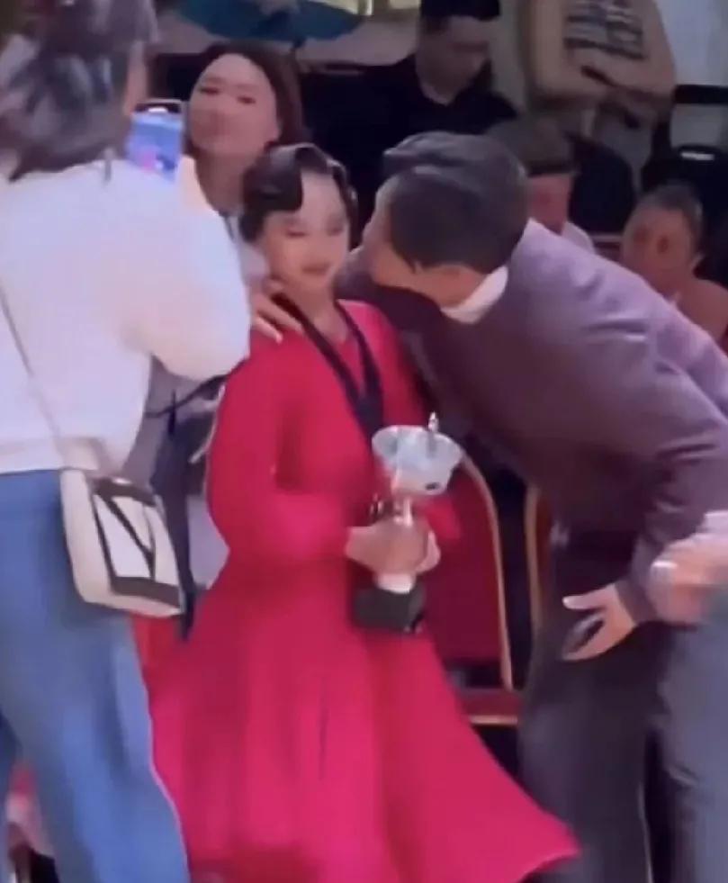 喜欢孙俪的不喜欢孙俪的都沉默了
孙俪的女儿小花在拉丁舞大赛中夺冠
本来是一件值得