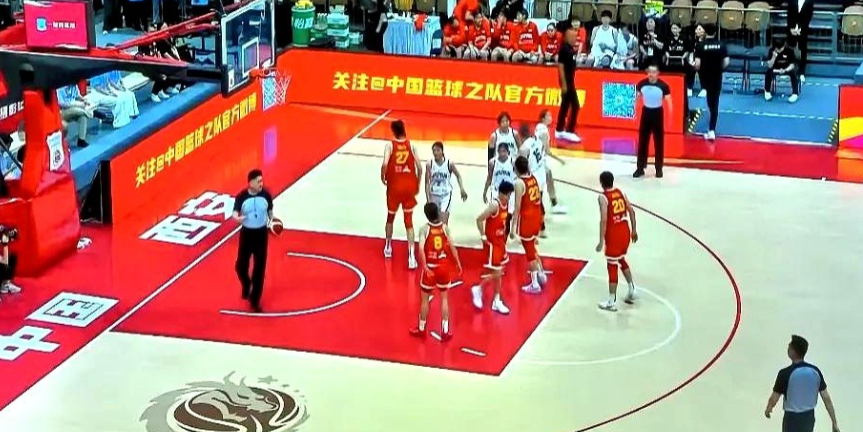 女篮热身赛，中国与日本的比赛，第1节还剩下5分18秒，11:10，中国队领先一分