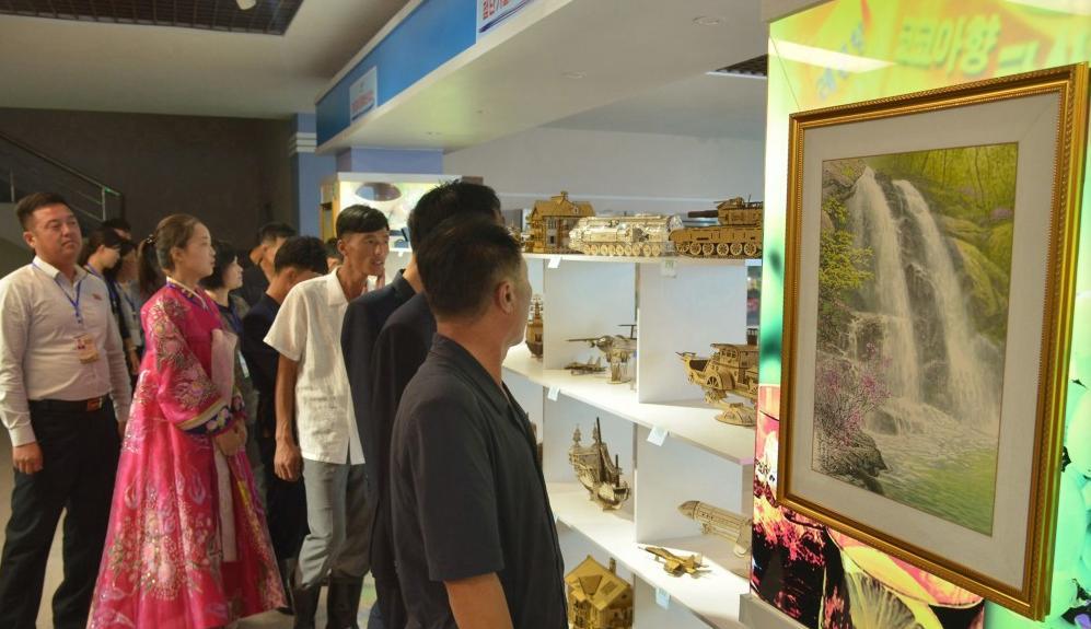 美术纪念品展在元山葛麻海岸旅游区开幕
美术纪念品展１７日在我们朝鲜式海岸旅游城市