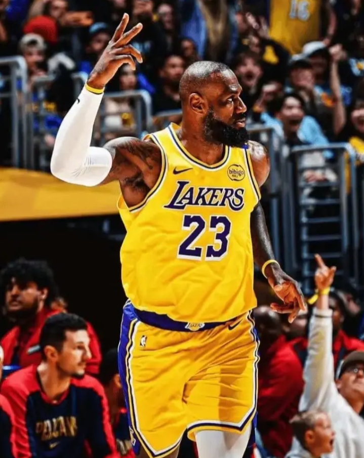  勒布朗·詹姆斯在播客节目中透露了其退役后的人生规划之一：他可能重返校园，完成大