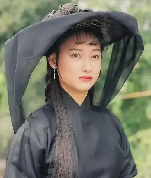 在《无限超越班》里，65岁的惠英红着实惊艳众人。她一身干练装扮，手持红缨枪登场，