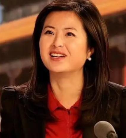 2015年，42岁的央视主持人张泉灵因病辞职，辞职不久，她瞒着60岁的老公飞往上