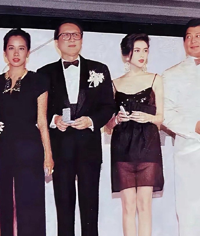 看到杨超越的袜子之后我悟了，看来以后破洞的袜子可以继续穿了，原来时尚的终点是节俭