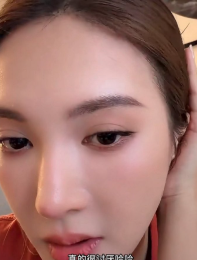 我要被这个金晨直播妆造这段可爱晕了，回应说；再也不自己不乱化妆了，下次记得管住自