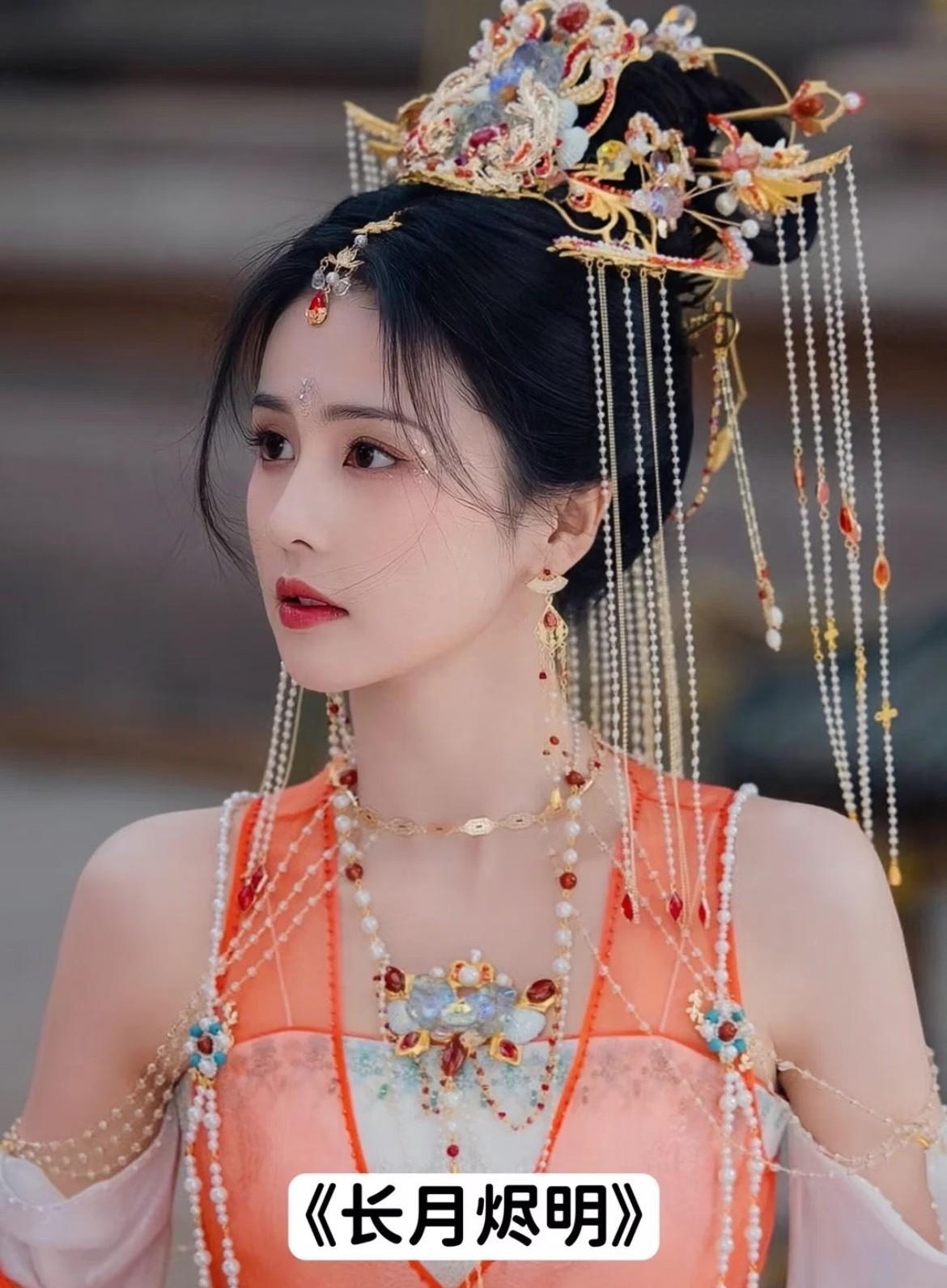 白鹿的古偶基本盘，主要是她之前几部热播古偶剧积累下来的。
最近这两年，其他95花