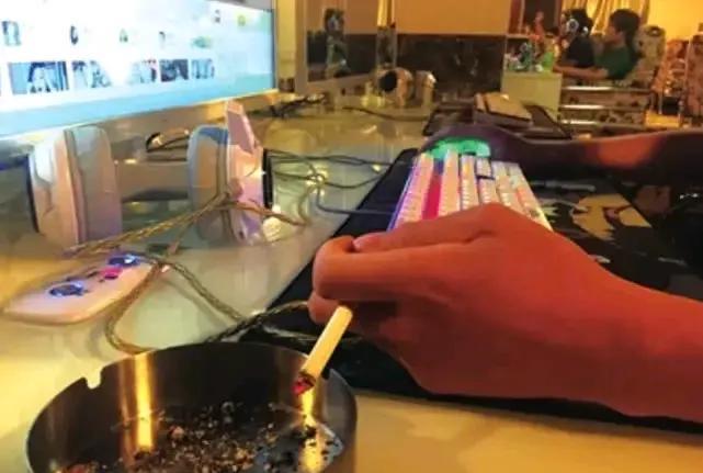 这起事件引发了广泛的讨论，许多人开始反思：一个小小的抽烟行为，竟然会影响到人生的