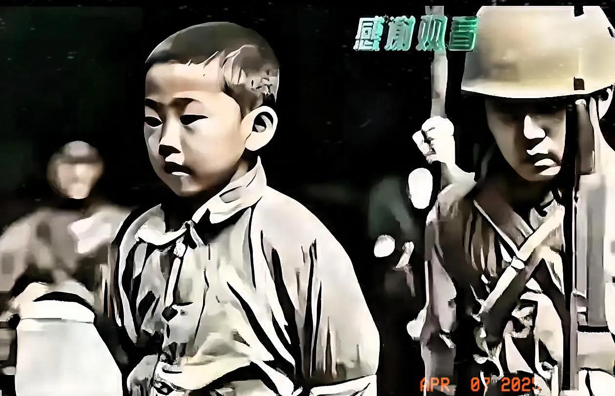 1937年秋天的战壕里飘着烤红薯的焦糊味，九岁的小战士攥着颗边区造手榴弹，后槽牙