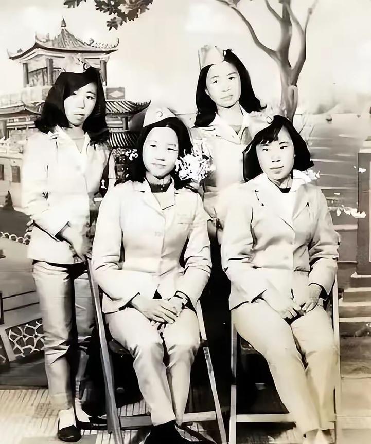 [中国赞]1950年，解放军在福建剿匪时，在山林中遇到了4个女学生，战士们好心为