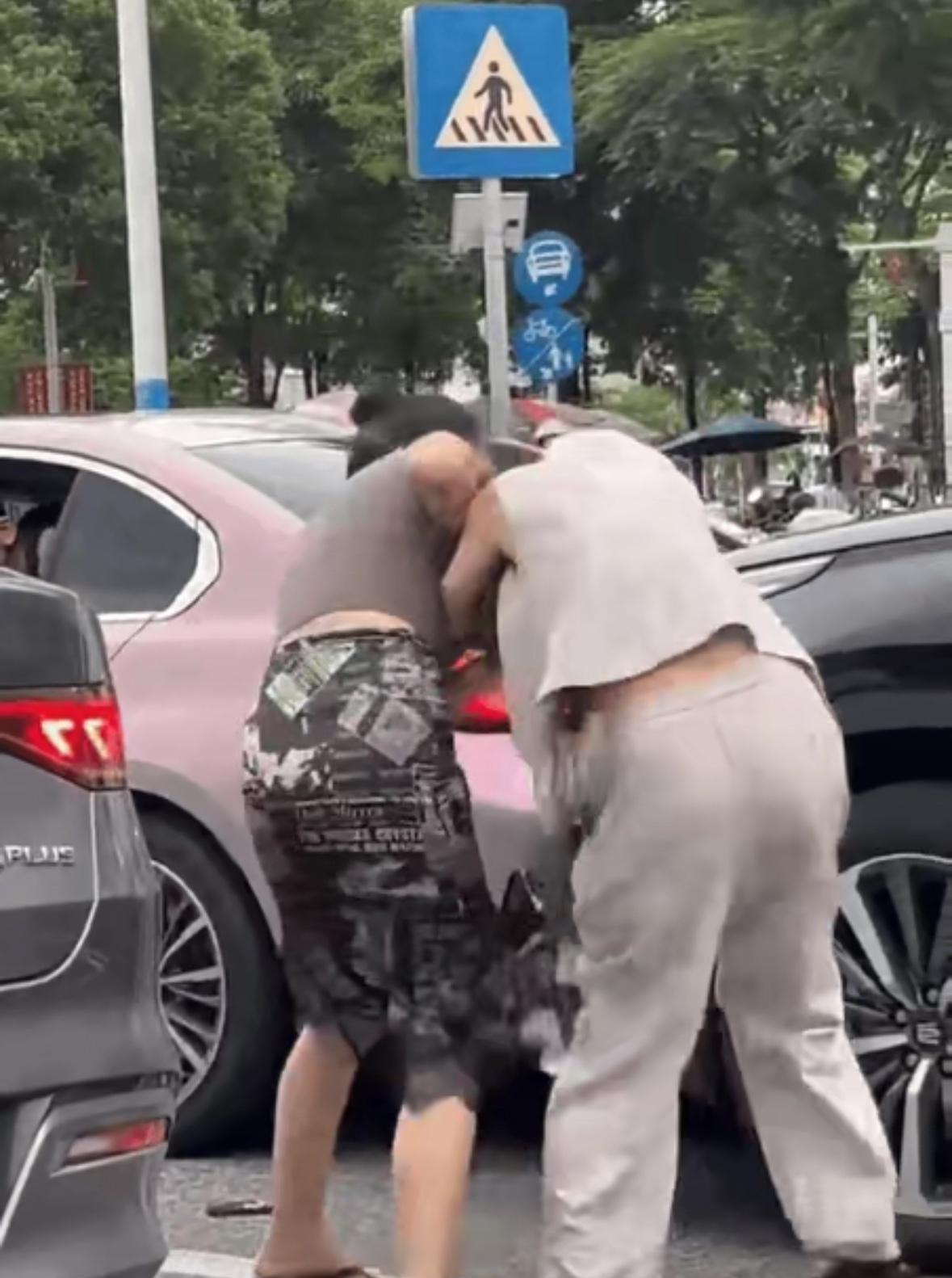 没事不要两手插兜，容易挨揍！
广东街头，一辆黑色皇冠与一辆粉色宝马发生追尾，这本