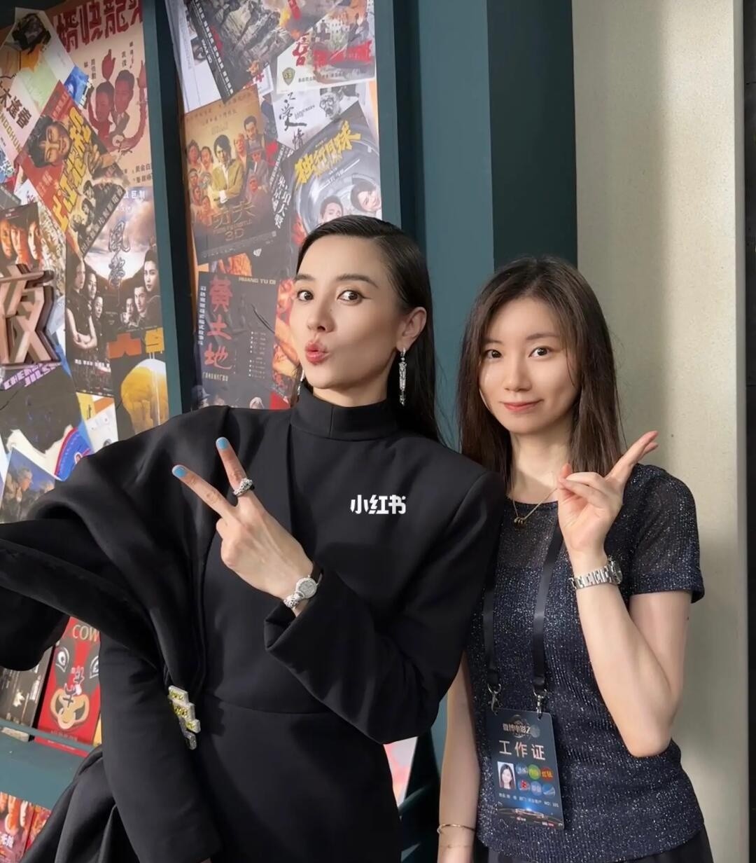 任何见过宋佳姐的人都会爱上她吧！
前两周的电影之夜活动，宋佳姐让我一眼爱上，往那