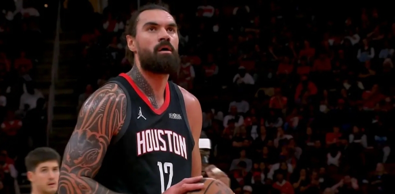 火箭老将亚当斯真是太反常了！在今天火箭主场以100:97险胜太阳的比赛中，向来不