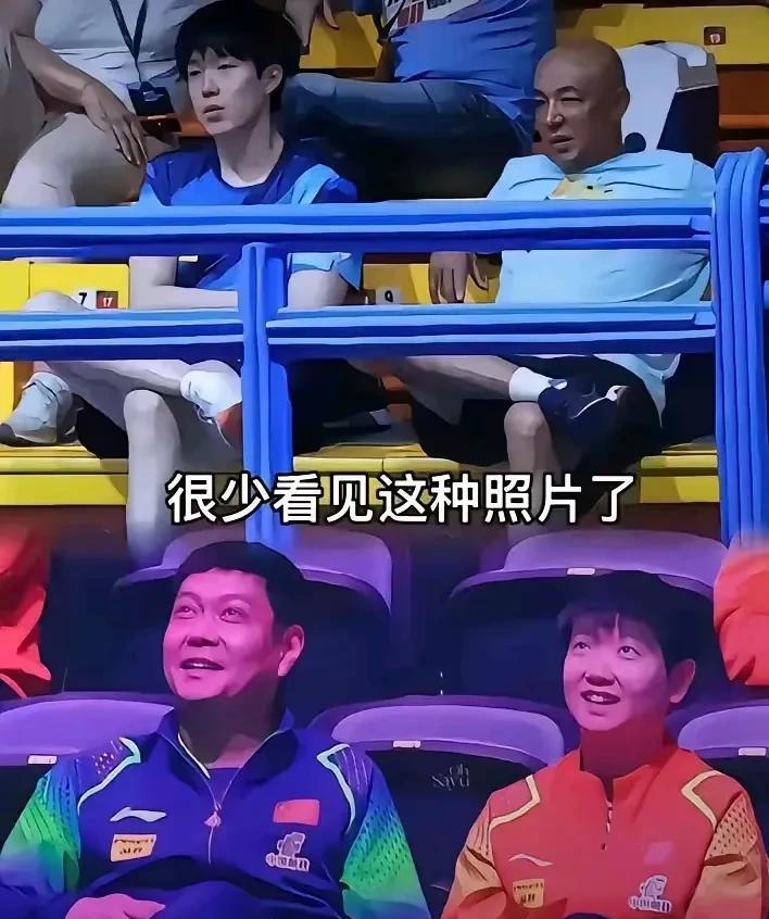 一家四口好罕见的照片
第一次见到，果然谁带像谁[大笑]
下面coco和莎莎笑呵呵