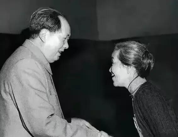 伟大领袖毛主席亲切接见林巧稚医生，亲切交谈，嘘寒问暖，合影留念，美好的回忆！