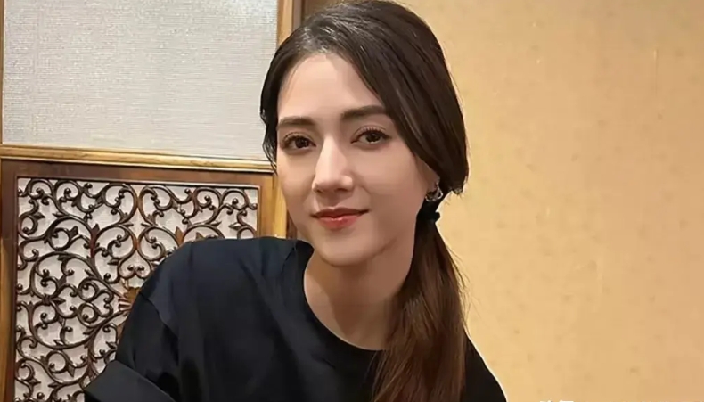 我有一个地方没搞懂 ，当时封神1 演妲己的娜然签了合同，在上映前，不可以参演其他