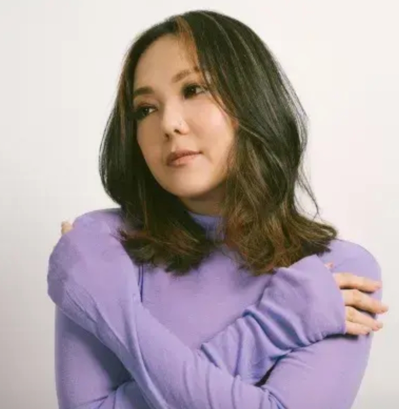 卫兰的情况，在香港歌手里都比较复杂了。

她拥有中国、韩国、菲律宾三国血统。
