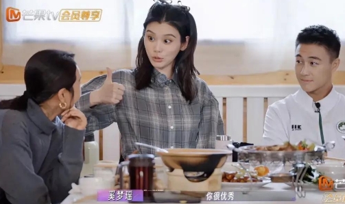 奚梦瑶感恩何猷君在其低谷时的鼓励，称何猷君是个非常自信的人，而自己很多时候并不自