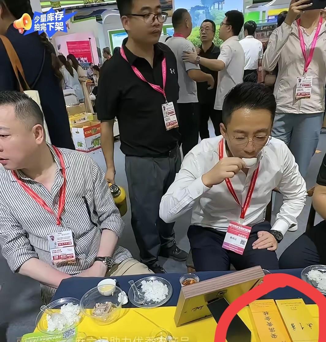 太逗了
今天汪小菲在助农会上品尝了安溪的黄金桂！先是小口喝了一点，品了一下，安总
