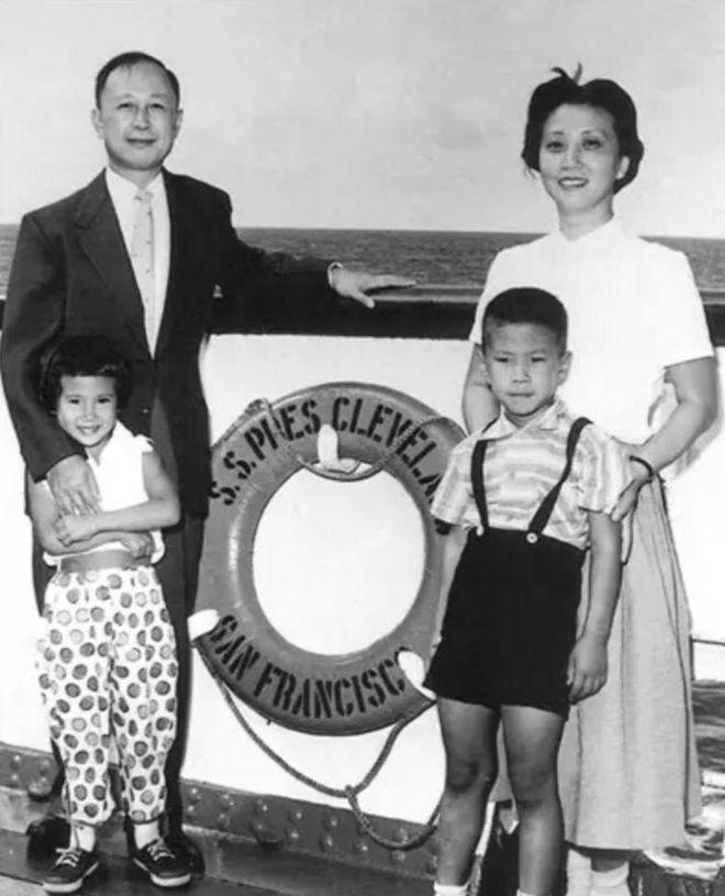 1964年，正在吃晚饭的钱学森突然惊呼：“这菜气味不对！有毒！！”警卫马上把菜拿