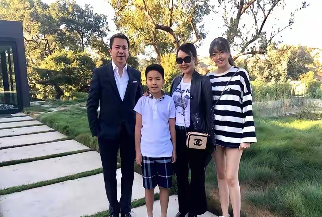 瘦死的骆驼比马大
华谊王中磊一家
以前是真的很有钱
现在变成普通富人了