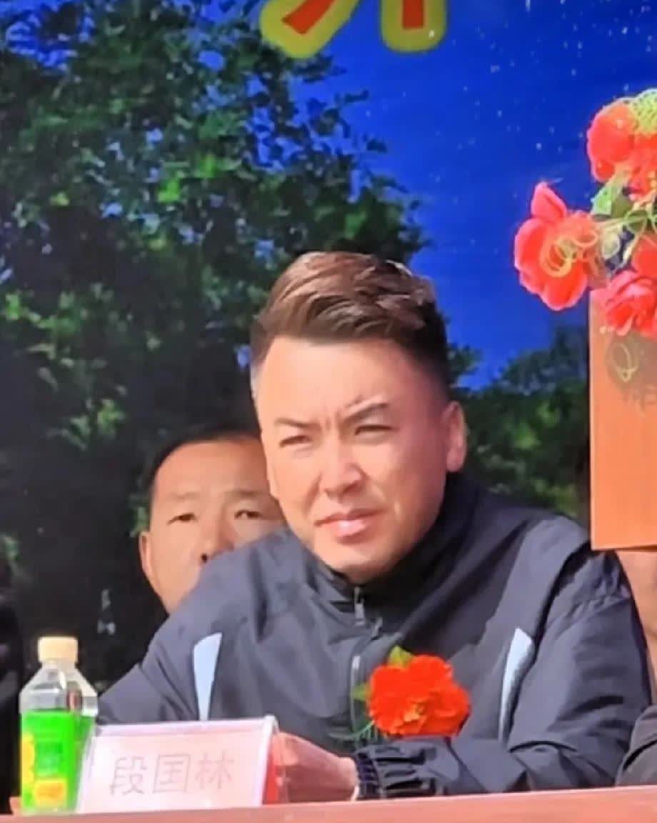 “醉关公”小林子往那一坐还真有当干部的劲头，小林子长的五官周正，眉宇之间有正义之