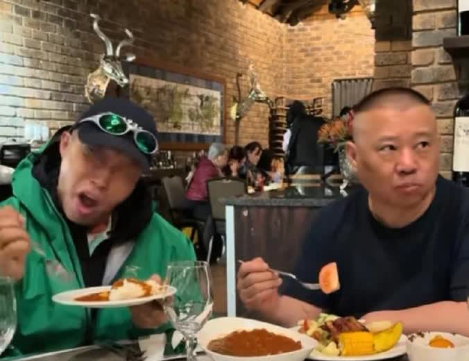 火爆敢情烧饼也就是厉害！跟师父在南非尝美食，表情夸张又引人瞩目，一个劲发出噪音，