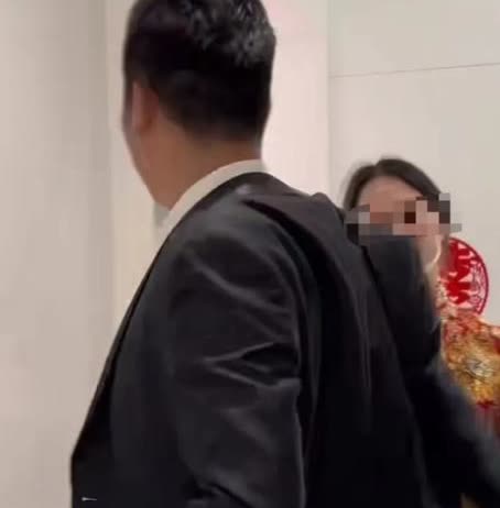 男子当上门女婿，要求女方给他88万！女方家同意，于是两人举行了婚礼！不料，婚礼当