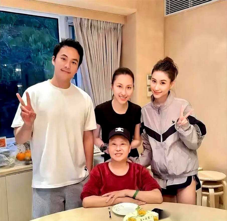 窦骁这波生日祝福操作真是让人哭笑不得！

何超莲在北京豪宅庆生当天，窦骁明明