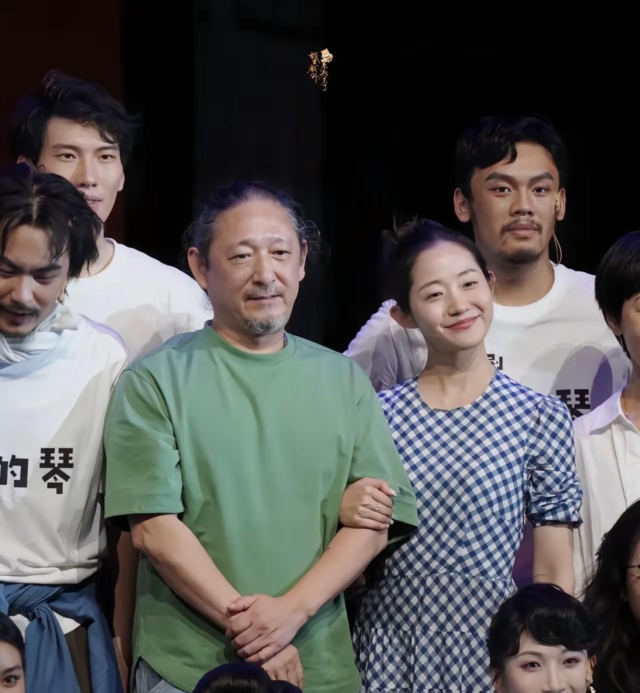 万千惠绝对是表演型人格！
她很得意自己嫁给功成名就的老男人，只是这个老男人并没有