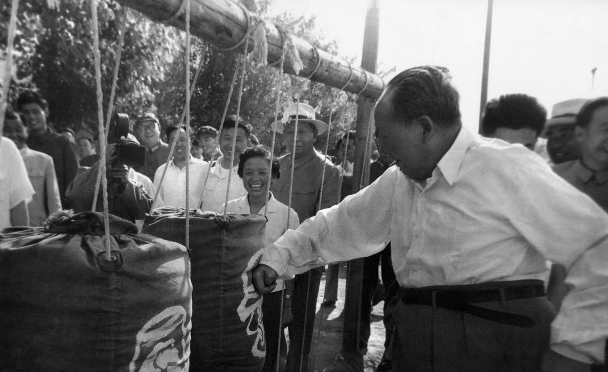 1964年6月15日毛主席亲自击打沙袋！连打了沙袋3拳。
时间是当天下午。
地点