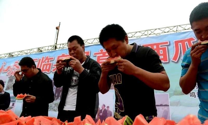 8424西瓜为什么那么贵？
在南阳市，如果市民喜欢吃西瓜会发现，在南阳市市场上，