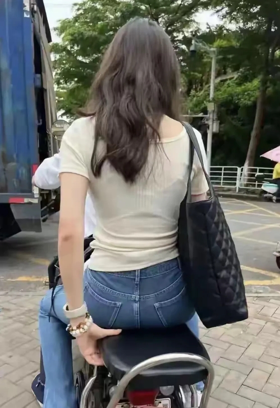 广西，有一名男子在回家的路上，看到有一名女子从一座大厦出来，这名女子走出大厦之后