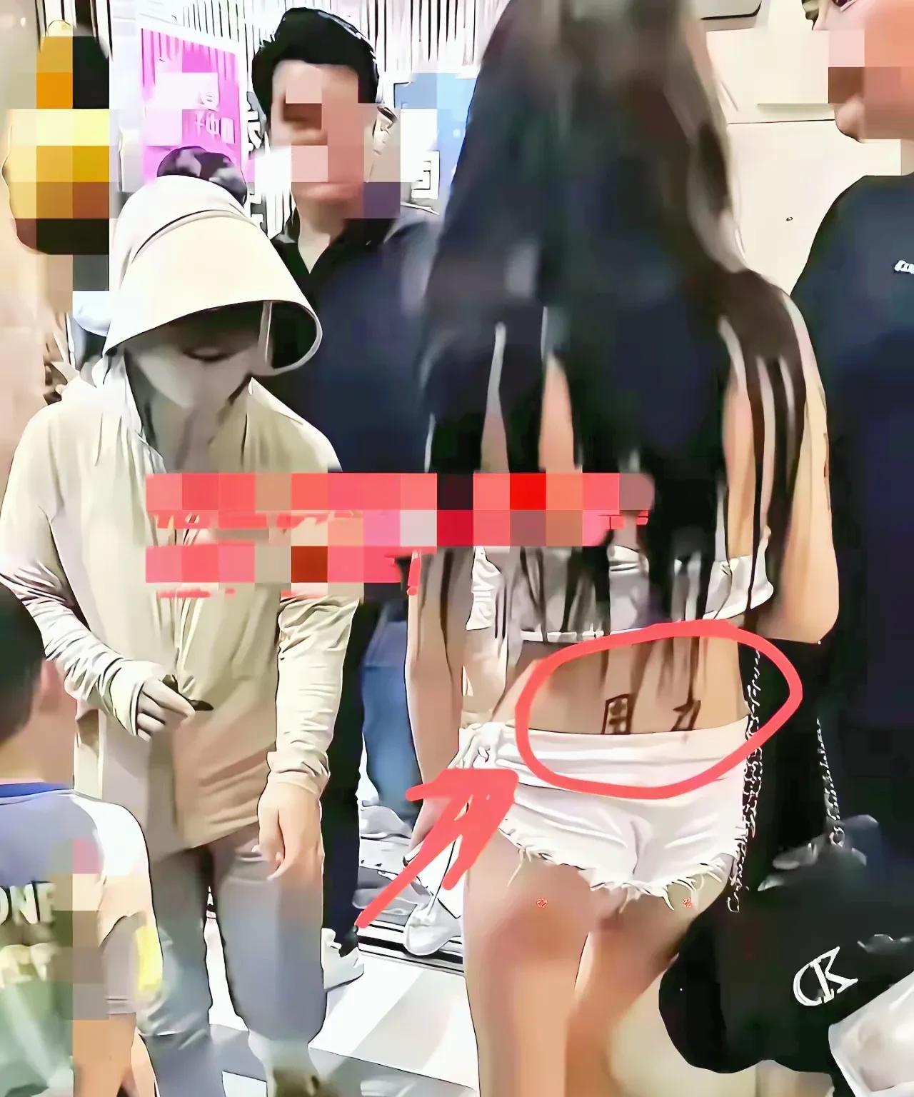 这位小姐姐敢穿赶时尚也就算了，关键还纹了两个字实在让人难以理解。想了半天，终于有