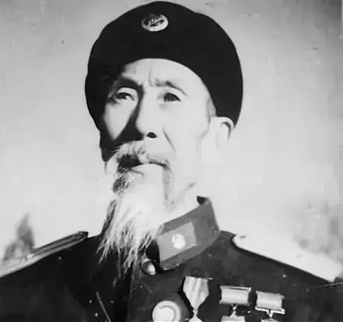 1938年，359旅旅长陈伯钧报告给师长贺龙一件事：“师长，一位60多岁的老人找