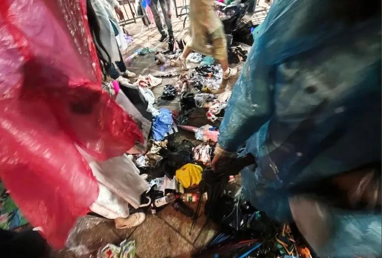 嘉兴演唱会一片狼藉，遍地是垃圾和雨伞，1280整整被雨淋了两个小时！
进去的时候