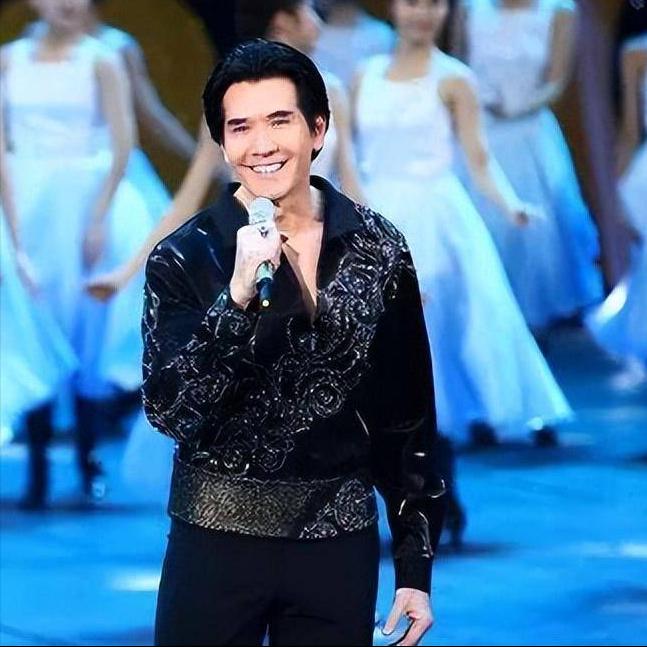 演员费翔说，美国演员的敬业程度，超乎你的想象，纽约有八万多演员，能够获得一个岗位