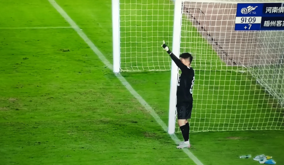 中超第17轮河南队对阵梅州客家，比赛一开始双方拼抢积极，场面河南队稍稍占据主动权