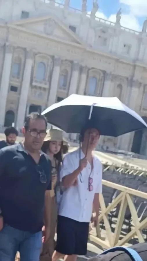 王思聪意大利之行，一把伞暴露了他的感情，与懒懒貌合神离，肢体语言暴露一切。
王思