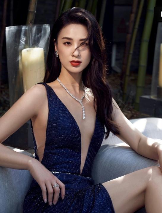 黄圣依明明那么有钱
为什么不买房子自己住
而是非要和妈妈挤在一起呢？主要原因有2