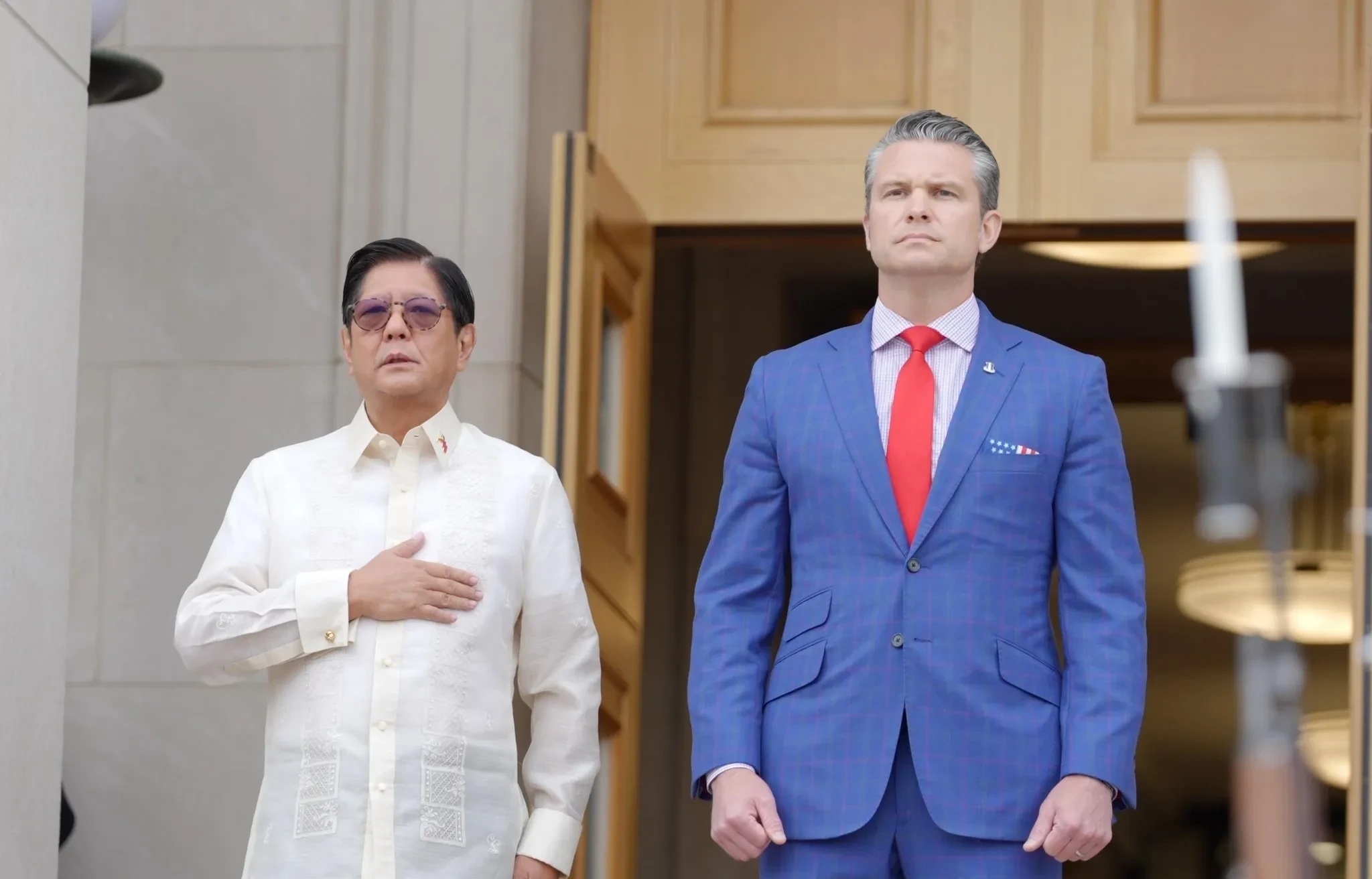 菲律宾总统小马科斯访美的第一天就来到五角大楼，会见美国国防部长赫格塞思，请求美国