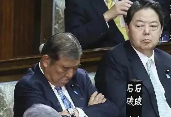 特朗普无视石破茂辞职！
看起来特朗普并不关心盟友日本的政局，在被记者问及石破茂辞
