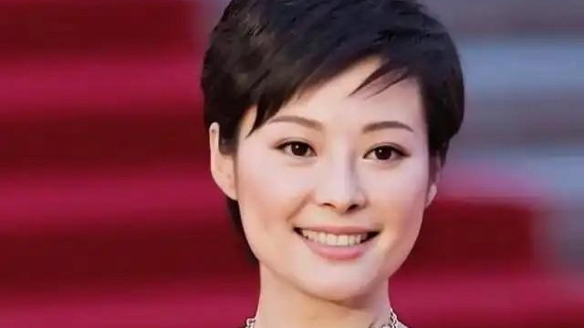 看了52岁袁立近照，才知什么叫相由心生，和小11岁三婚丈夫很