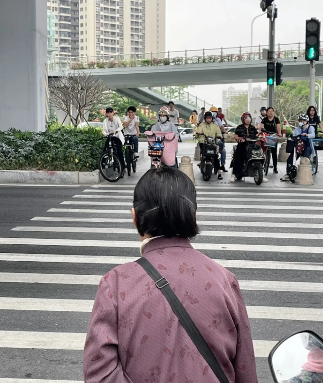 我奶奶，那可是个“顽固派”，特别不爱洗澡。每次一提洗澡，她就开启“拖延战术”，不