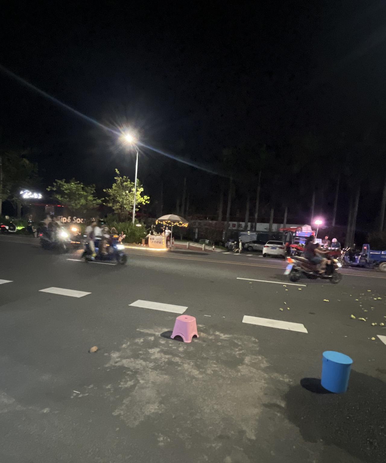 热闹的街市，
热闹的夜市，
每个人都在努力的活着，
所以我们也不能自暴自弃，
向