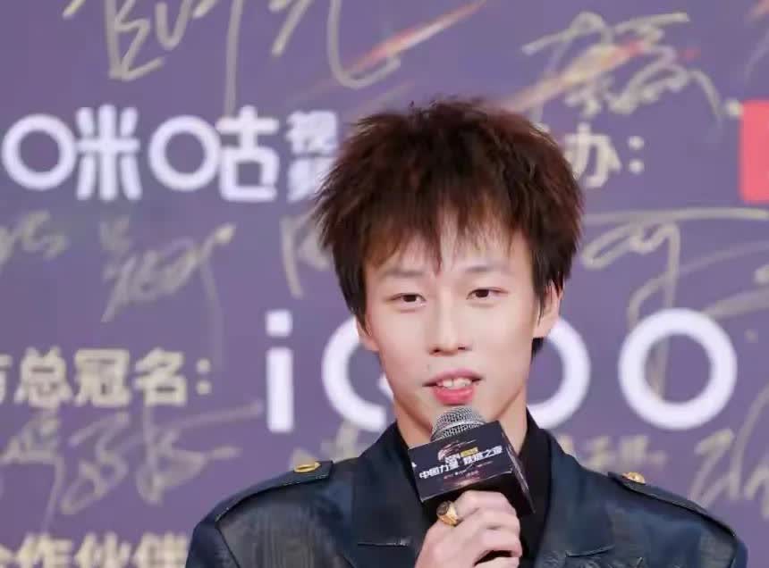 男单出局两人
林高远，向鹏

国乒现在男队，老队员顶不住，年轻队员上不来，