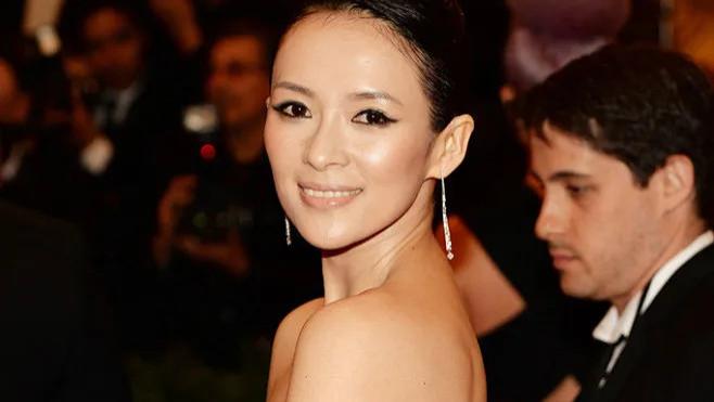 章子怡发文悼念阿玛尼先生! 曾为她设计礼服美得让人窒息