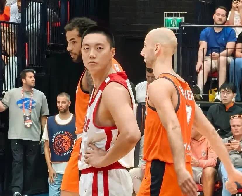这张图真是太搞笑了，拽拽的胡明轩！
徐杰和徐昕在国家队属于陪练的球员，并没有得