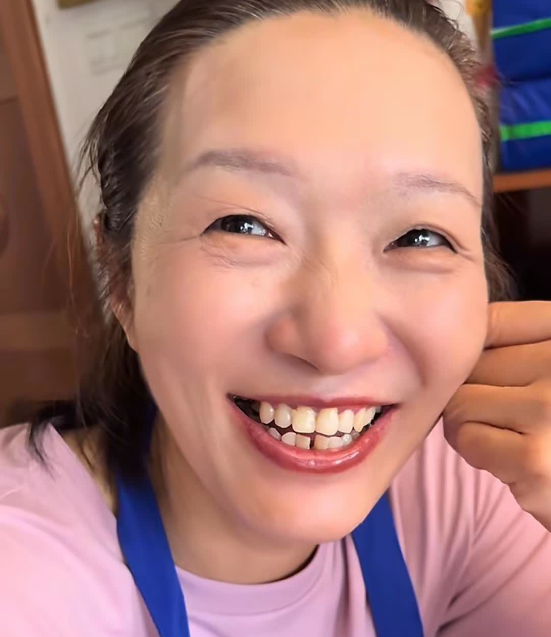 浩男情商非常高，浩男完全可以自己去拿饺子汤的，但是他却说：想喝饺子汤妈妈，这样的